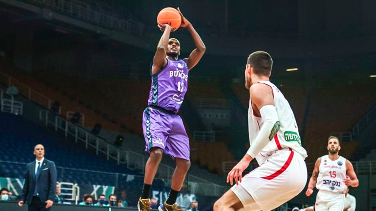 McFadden lanza en suspensión en un lance del partido disputado frente al Hapoel Jerusalén en el partido de cuartos de final. FIBA