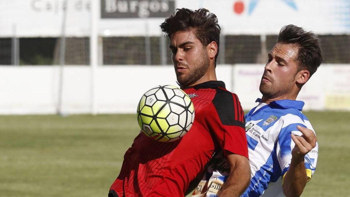 El delantero rojillo Prats, autor del segundo tanto del Mirandés, protege un balón a nte un defensor ribereño-Santi Otero