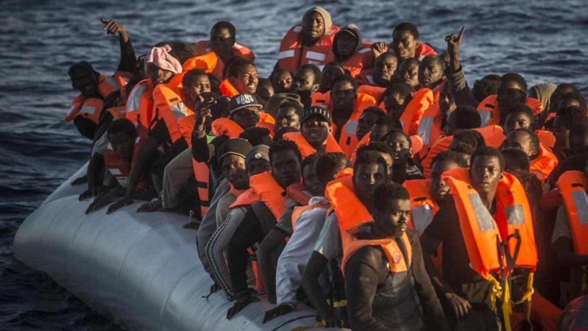 Refugiados e inmigrantes subsaharianos esperan ser rescatados por Proactiva Open Arms frente a la costa de Libia.-AP / SANTI PALACIOS