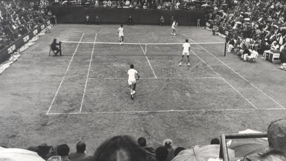Los equipos de España y la India en el partido dobles de la Final Interzonas de la Copa Davis en 1965 en el Tenis Barcelona.-NICOLÁS G.
