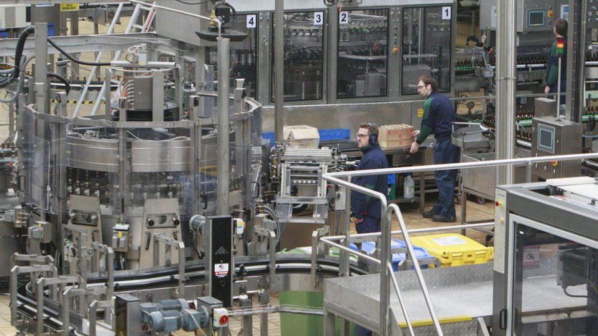 Imagen de archivo de trabajadores en el interior de una fábrica en Burgos.-ISRAEL L. MURILLO