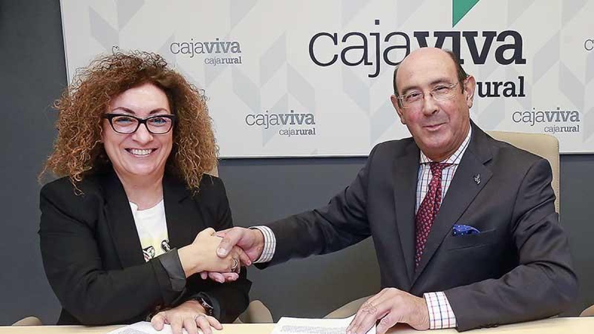 La presidenta de la FEC, Consuelo Fontecha, junto al director del área de Negocio de Cajaviva, Agustín Colino.-R.G.O.