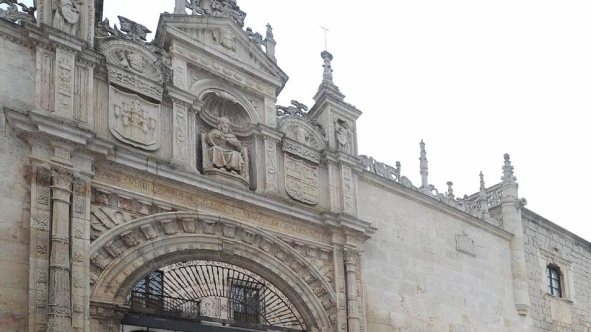 Imagen de alumnos a la puerta del Hospital del Rey.-ISRAEL L. MURILLO