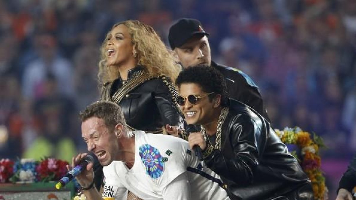 Beyoncé, Chris Martin y Bruno Mars, durante un momento de su actuación en el descanso de la Super Bowl.-REUETRS / STEPHEN LAM