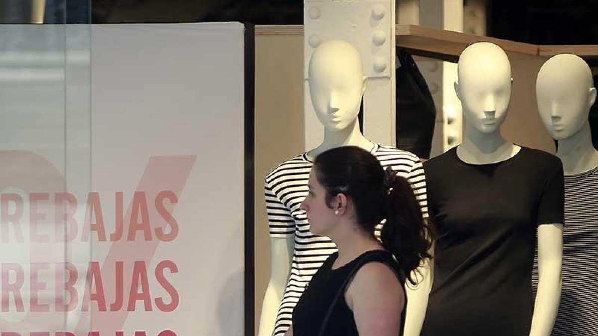 Imagen de una tienda con el cartel de ‘rebajas’.-RAÚL G. OCHOA