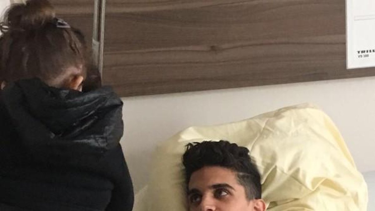 Marc Bartra, en el hospital donde se recupera tras el atentado.-
