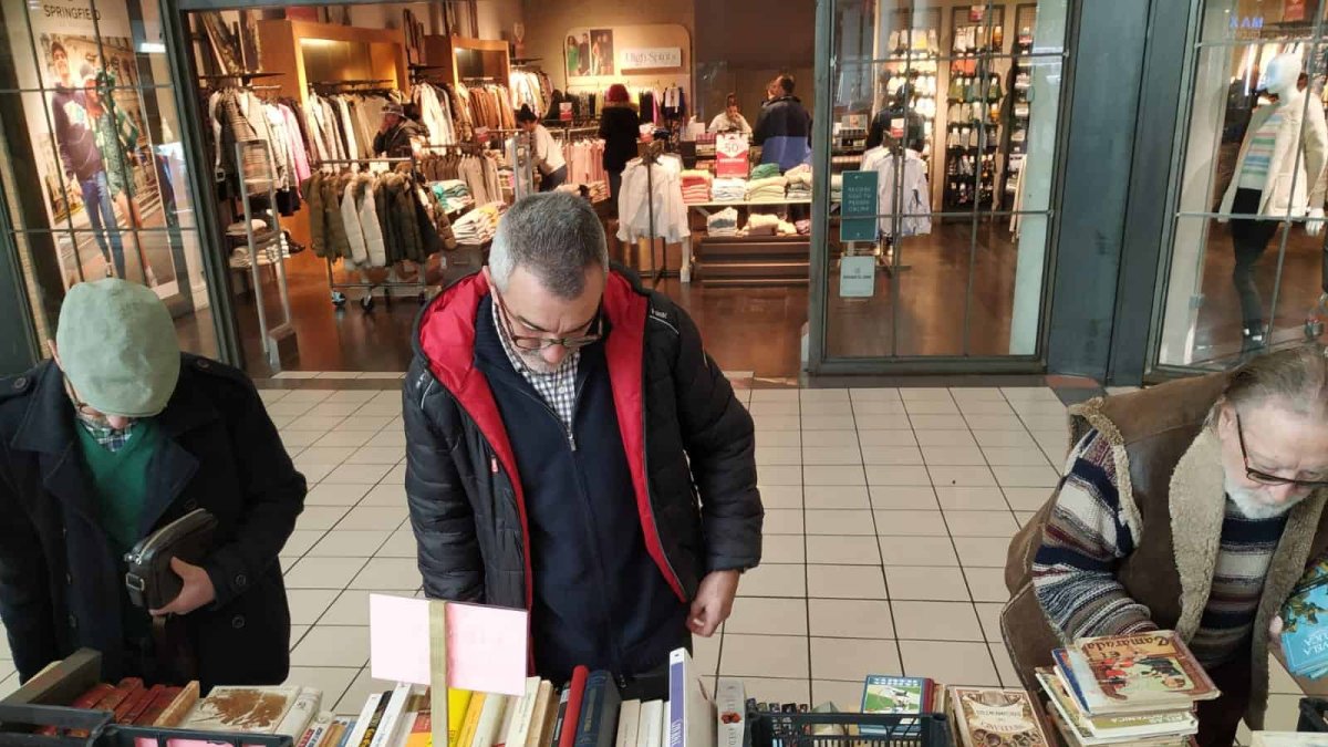 Varios clientes repasan los libros en busca de alguna 'joya' que llevarse a casa.