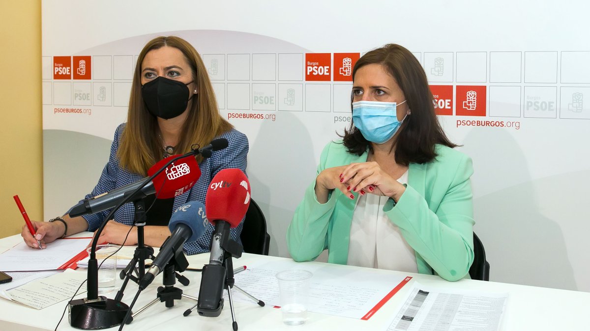 Virginia Barcones y Esther Peña en una rueda de prensa del PSOE. SANTI OTERO