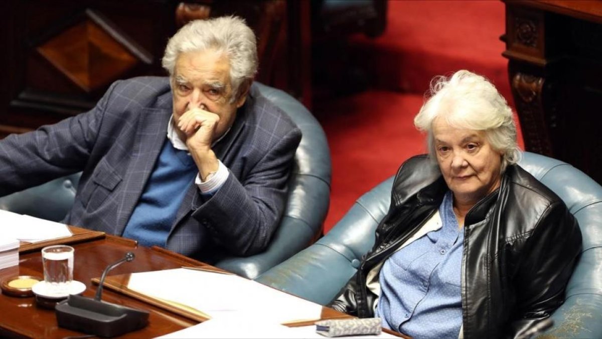 Topolansky (derecha) y Mujica, expresidente y ahora senador, en una sesión parlamentaria, en Montevideo, el 13 de septiembre-EFE / RAÚL MARTÍNEZ