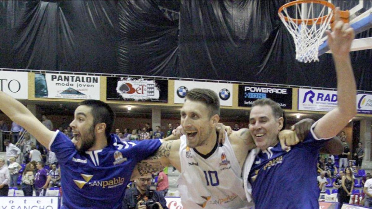 Álex López, Javi Vega y Jorge García celebran el triunfo.-SANTI OTERO