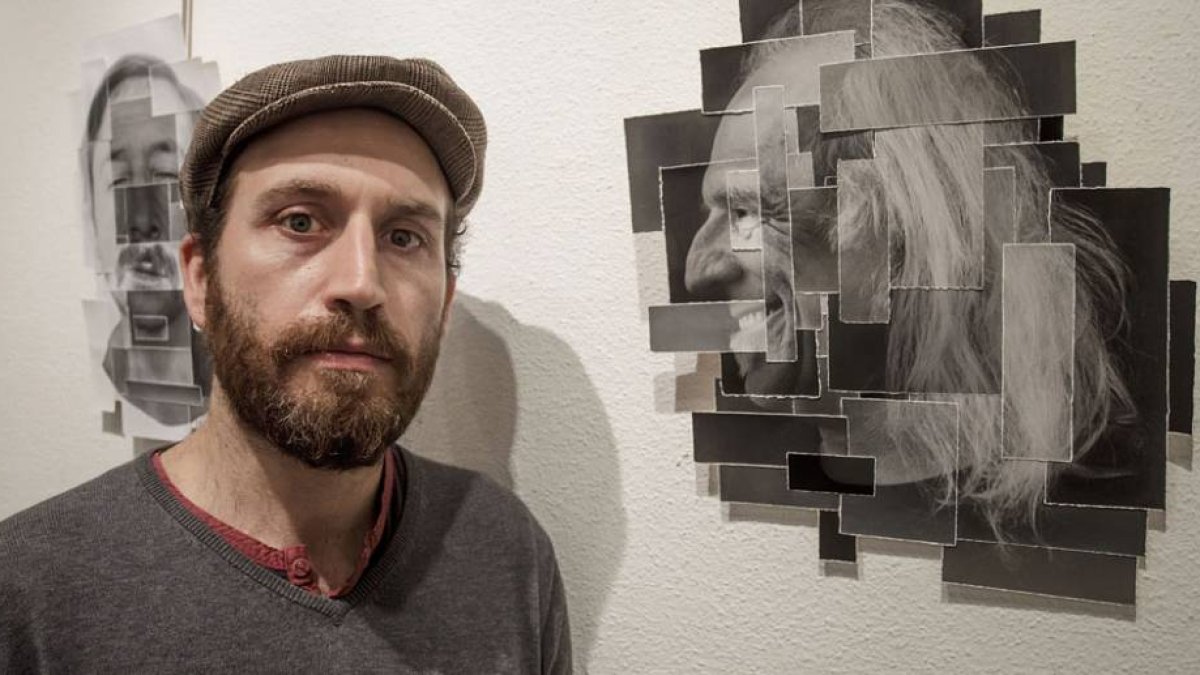 El artista Andrés Torca con su obra en las salas del Consulado del Mar-Santi Otero