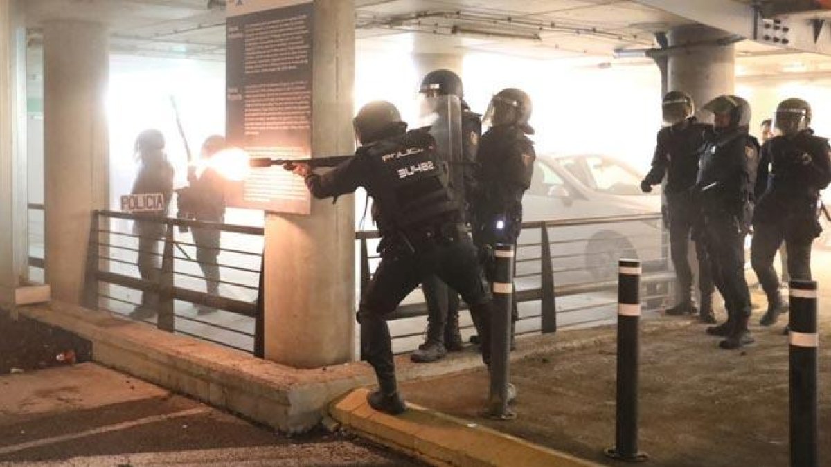 Cargas policiales en el Aeropuerto de Barcelona, este lunes.-EL PERIÓDICO