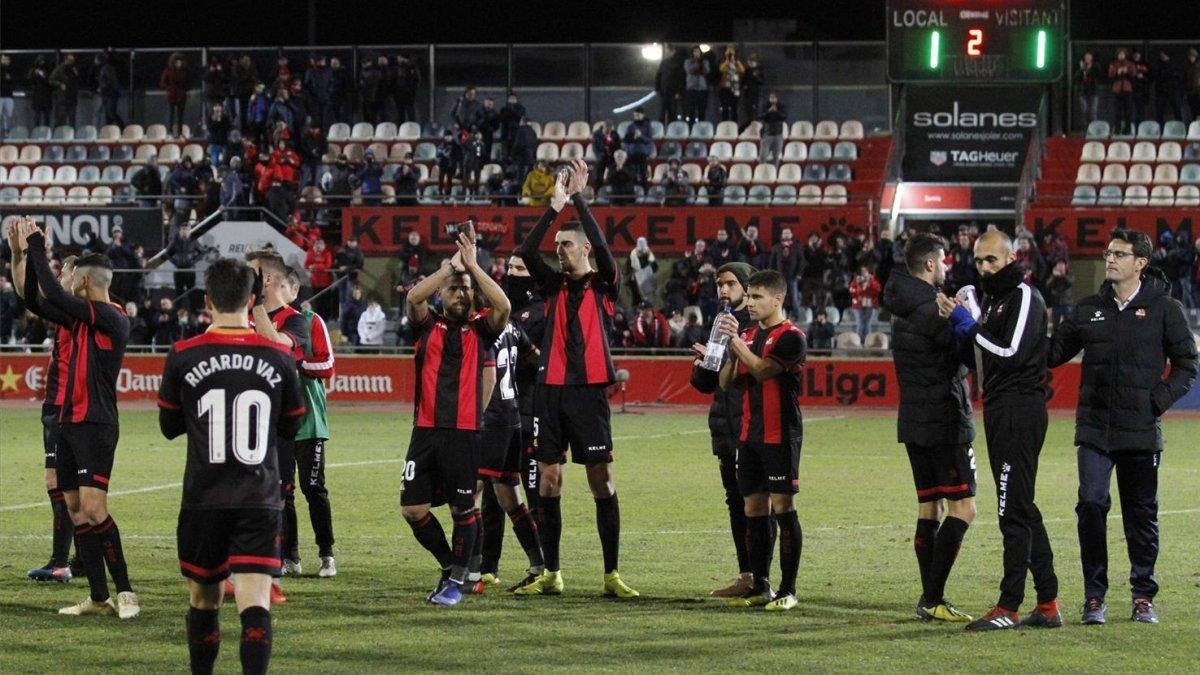 Los jugadores del Reus saludan a su afición tras empatar contra el Numancia.-PERE SERRA