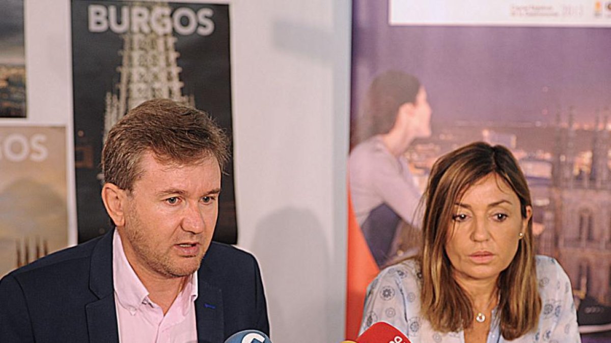 Javier Lacalle y Carolina Blasco, ayer, presentando los datos de turismo.-ISRAEL L. MURILLO