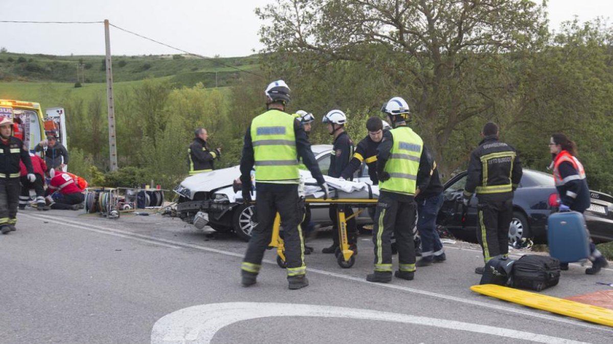La policía y sanitarios se trasladaron al lugar del accidente.-RAÚL OCHOA