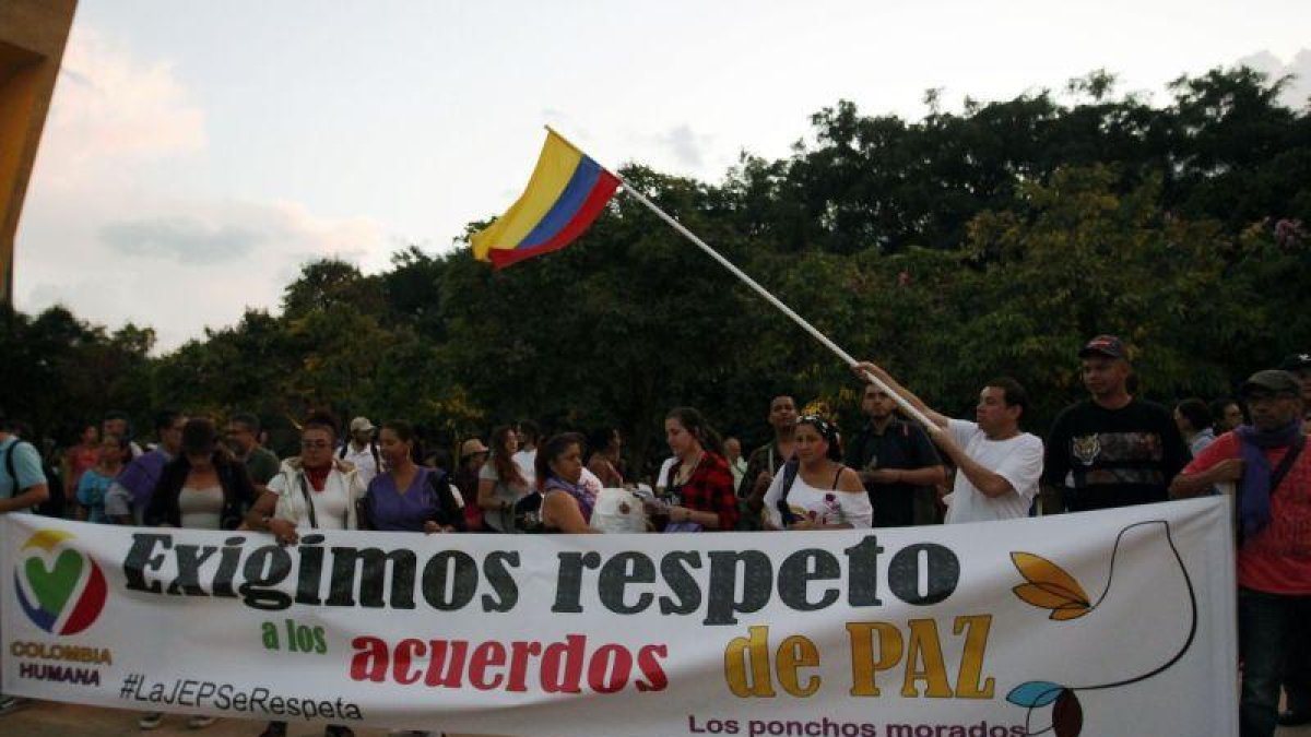 Protestas de colombianos para respetar los acuerdos de paz con la guerrilla.-EFE