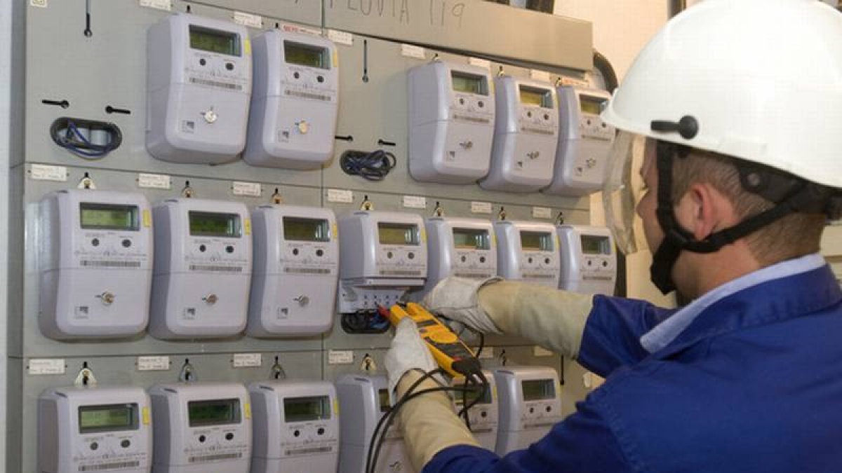 Instalación de contadores para aplicar el nuevo precio de la luz por horas.-