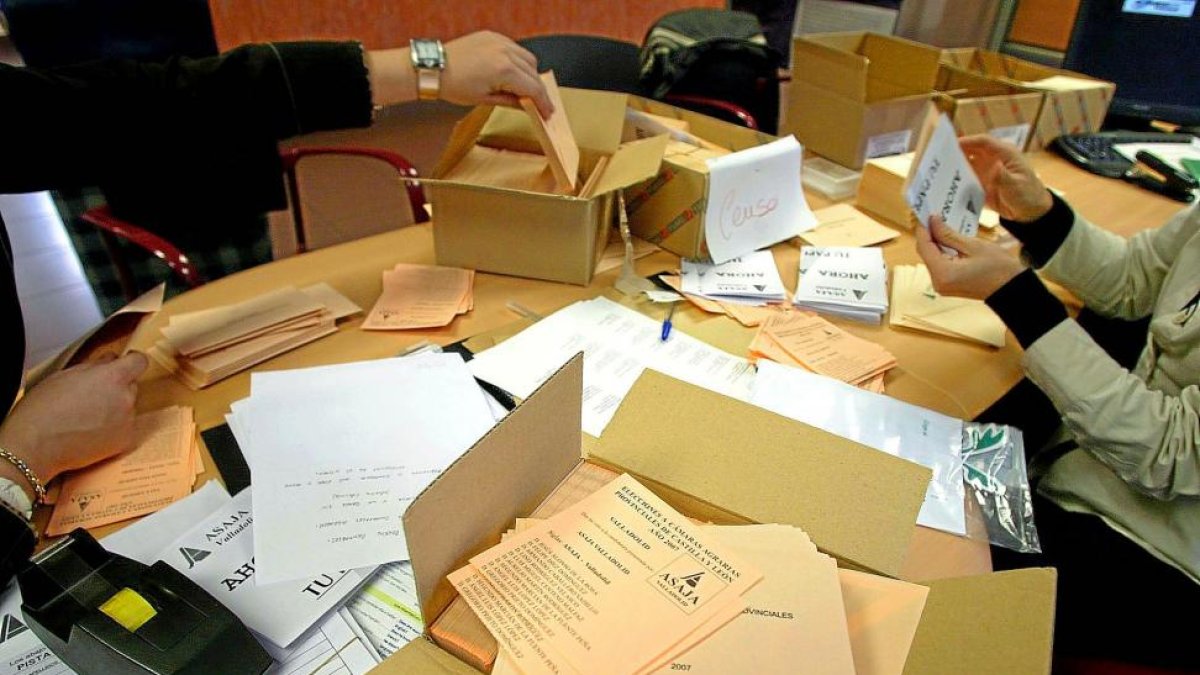 Un momento de la votación en las últimas elecciones a cámaras agrarias.-E. M.
