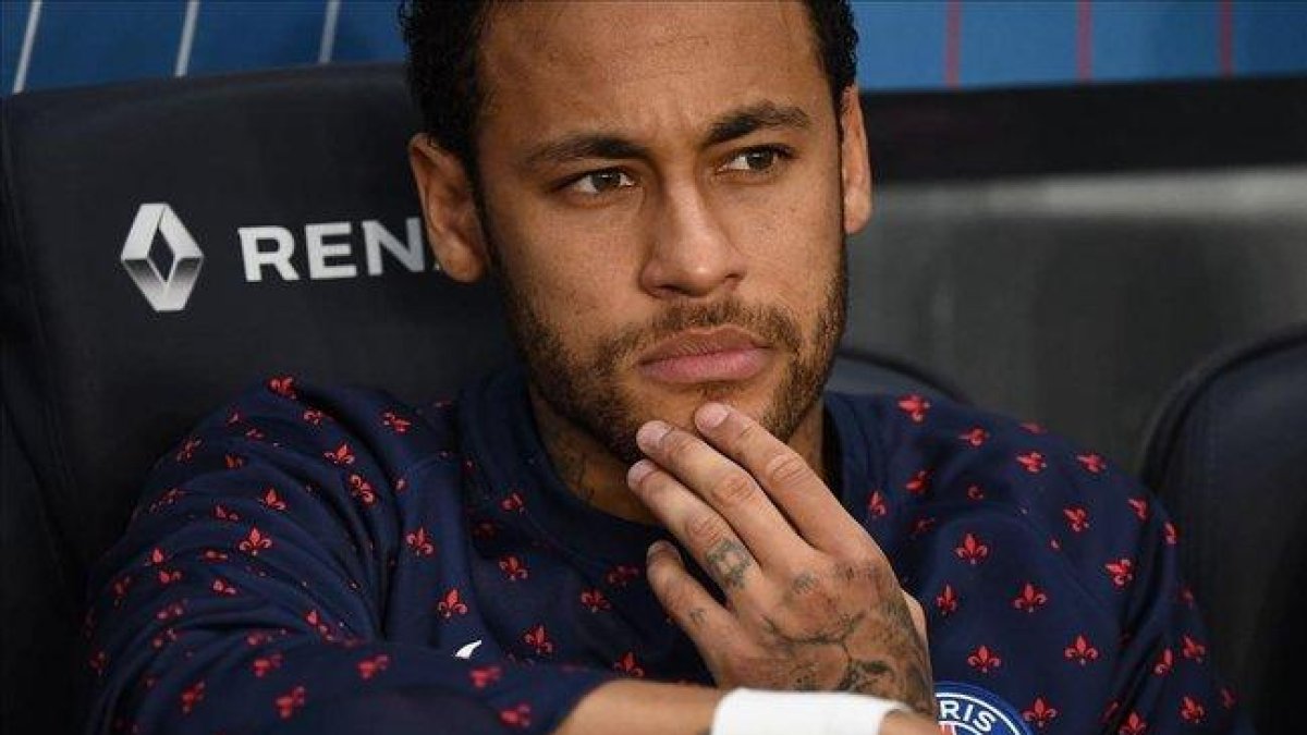 Neymar, en el banquillo del Paris Saint-Germain.-AFP / ANNE-CHRISTINE POUJOULAT