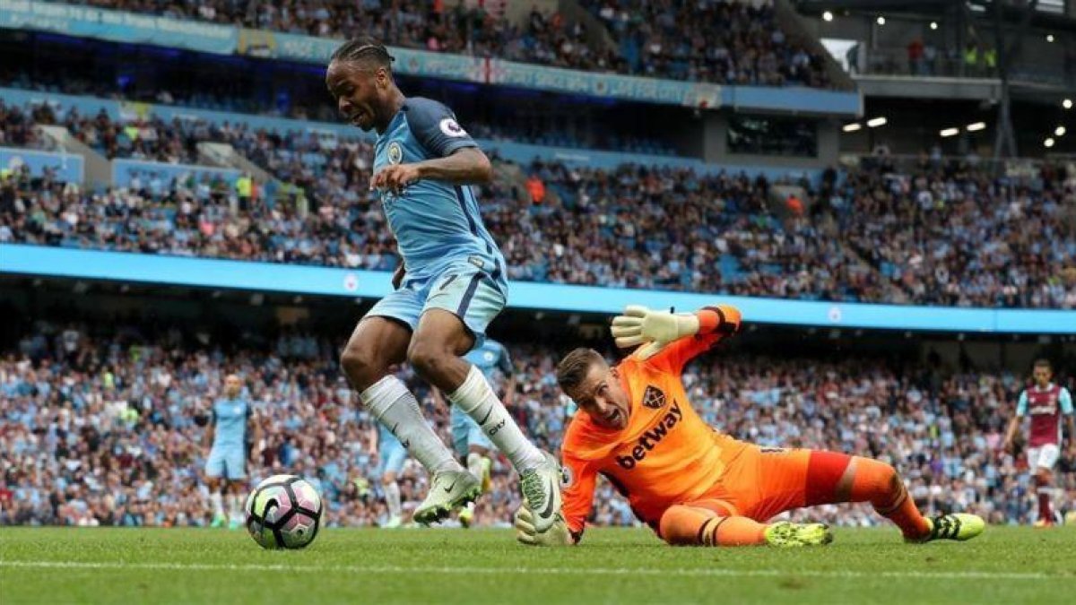 Sterling regatea al portero del West Ham, Adrián, antes d emarcar su segundo gol y el 3-1 definitivo.-PETER BYME