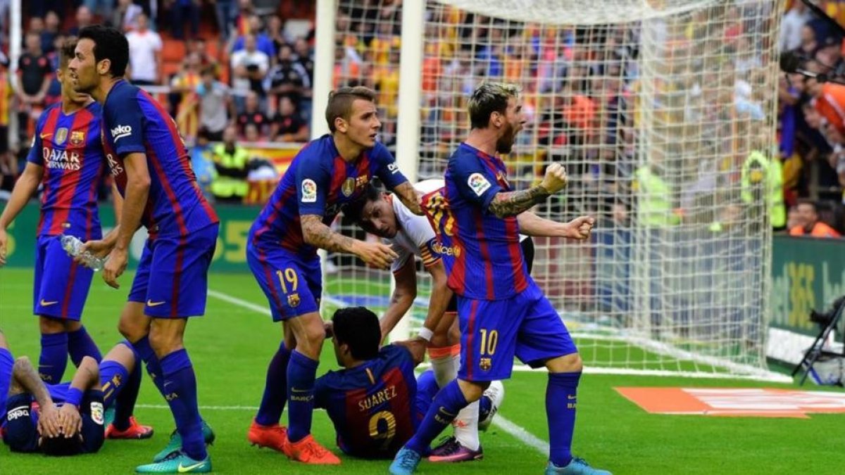 Messi celebra efusivamente el gol tras el lanzamiento de botellas que sufrieron en Mestalla los jugadores con el 2-3.-JOSÉ JORDAN