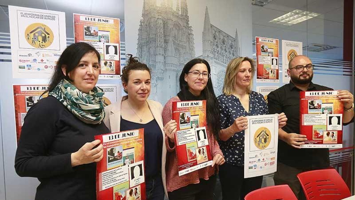 Representantes de las entidades que componen la plataforma posan con el cartel de las actividades del día internacional del trabajo doméstico.-RAÚL OCHOA
