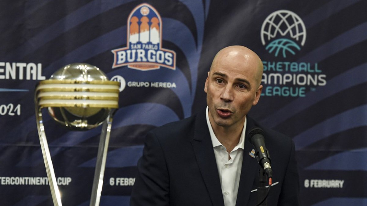 Joan Peñarroya, durante su comparecencia presidida por el trofeo. FIBA