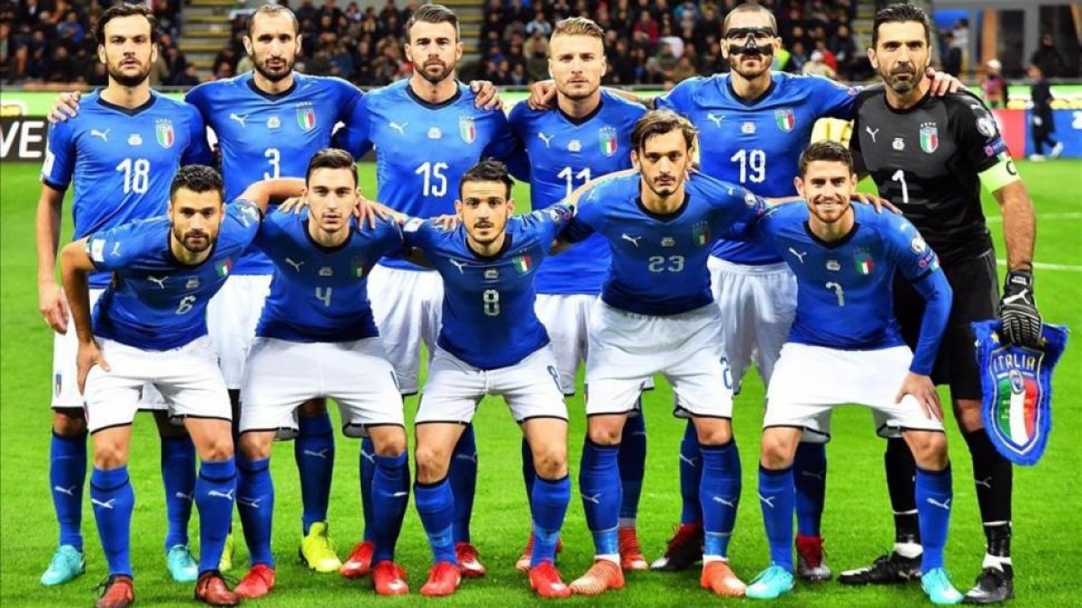 Una Italia para la (negra) historia: Parolo, Chiellini, Barzagli, Immobile, Bonucci y Buffon (de pie); Candreva, Darmian, Florenzi, Gabbiadini y Jorginho.-EFE