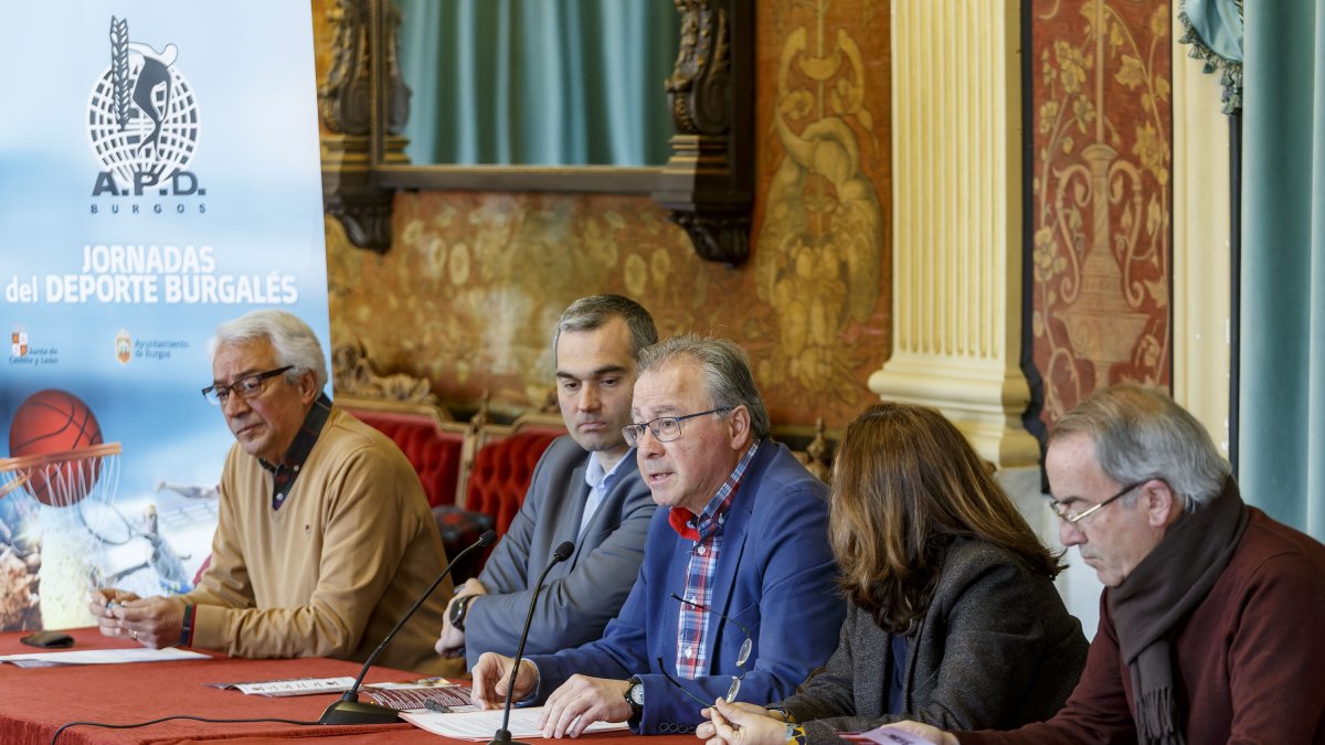 Acto de presentación de las XXV Jornadas del Deporte celebrado en el Salón Rojo del Teatro Principal. SANTI OTERO