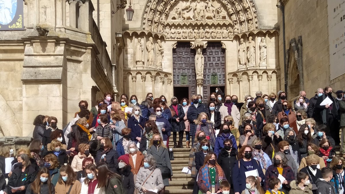 Imagen del coro que ha entonado el canto por la paz. JACINTO GONZÁLEZ