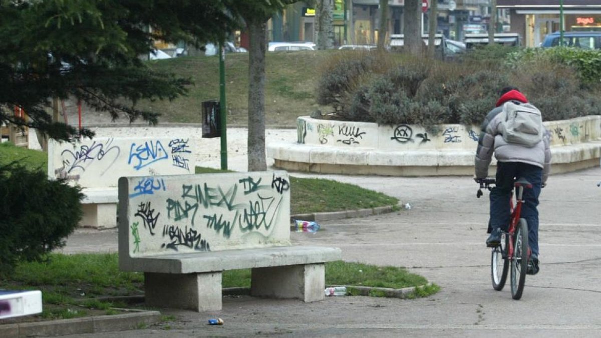 Pintadas en el mobiliario urbano del parque Félix Rodríguez de la Fuente. ECB