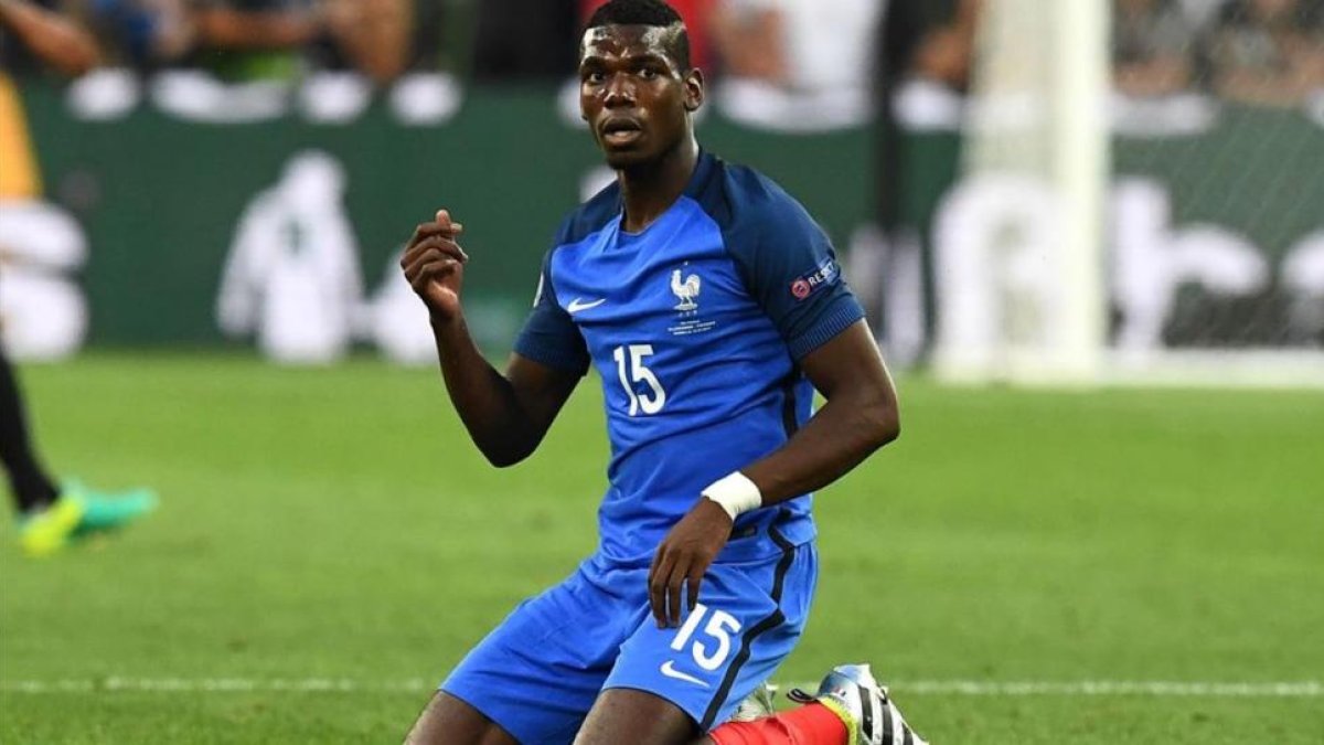Pogba, de rodillas durante el encuentro de semifinales de la Eurocopa ante Alemania.-AFP / FRANCK FIFE