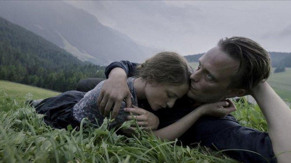Valerie Pachner y August Diehl, en un fotograma de A hidden life, de Terrence Malick.-EFE / EPA / REINER BAJO