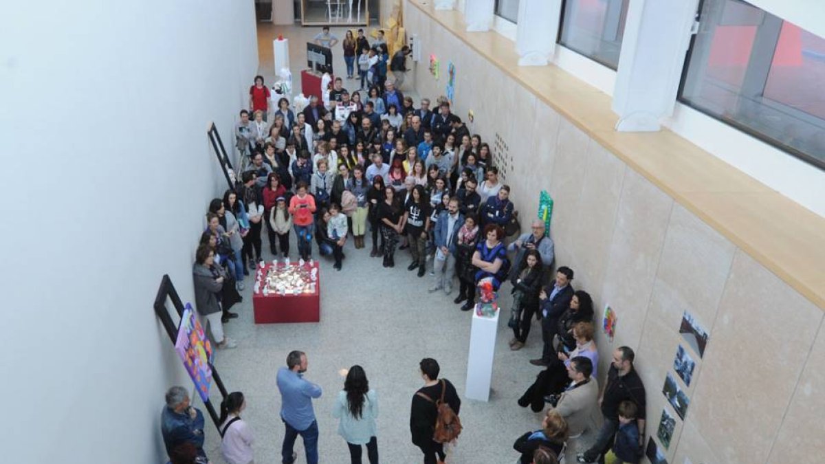 El éxito de la inauguración de ‘Límite’ fue incontestable. Era difícil avanzar y ver las obras.-Israel L. Murillo