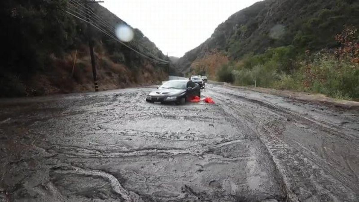 Al menos 13 personas han muerto por las fuertes lluvias caídas en una región del suroeste de California.-EFE