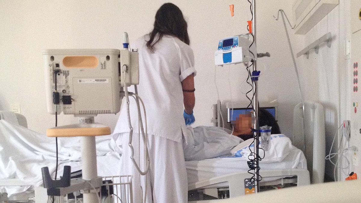 Una enfermera atiende a una paciente en el área de Neumología del Hospital Universitario de Burgos (HUBU). / ECB