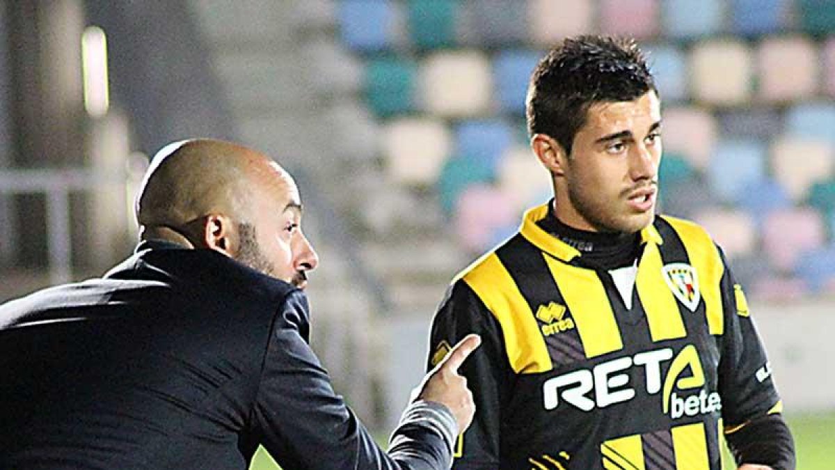 David Martín recibe instrucciones de Movilla durante un encuentro.-BARAKALDODIGITAL.COM