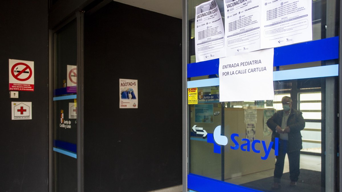 Un paciente sale del Centro de Salud de Santa Clara. SANTI OTERO