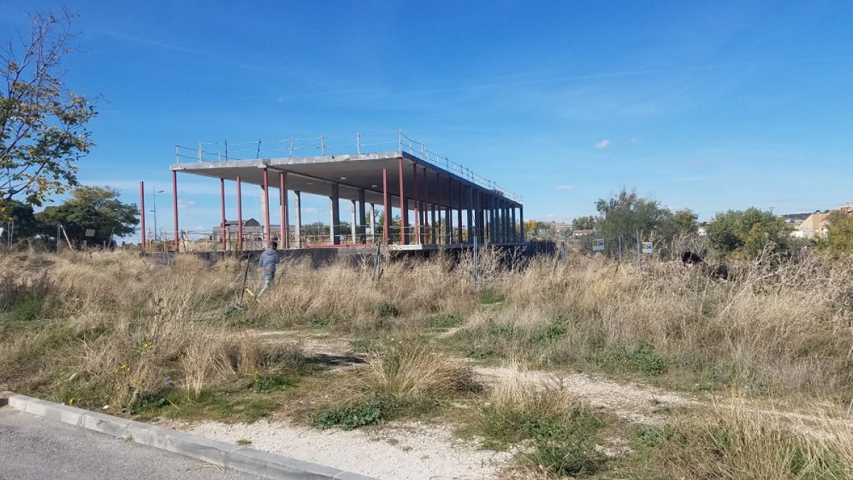 Pese a la pandemia, muchos temporeros han dormido a la intemperie, en coches o en las obras de la comisaría. L. V.