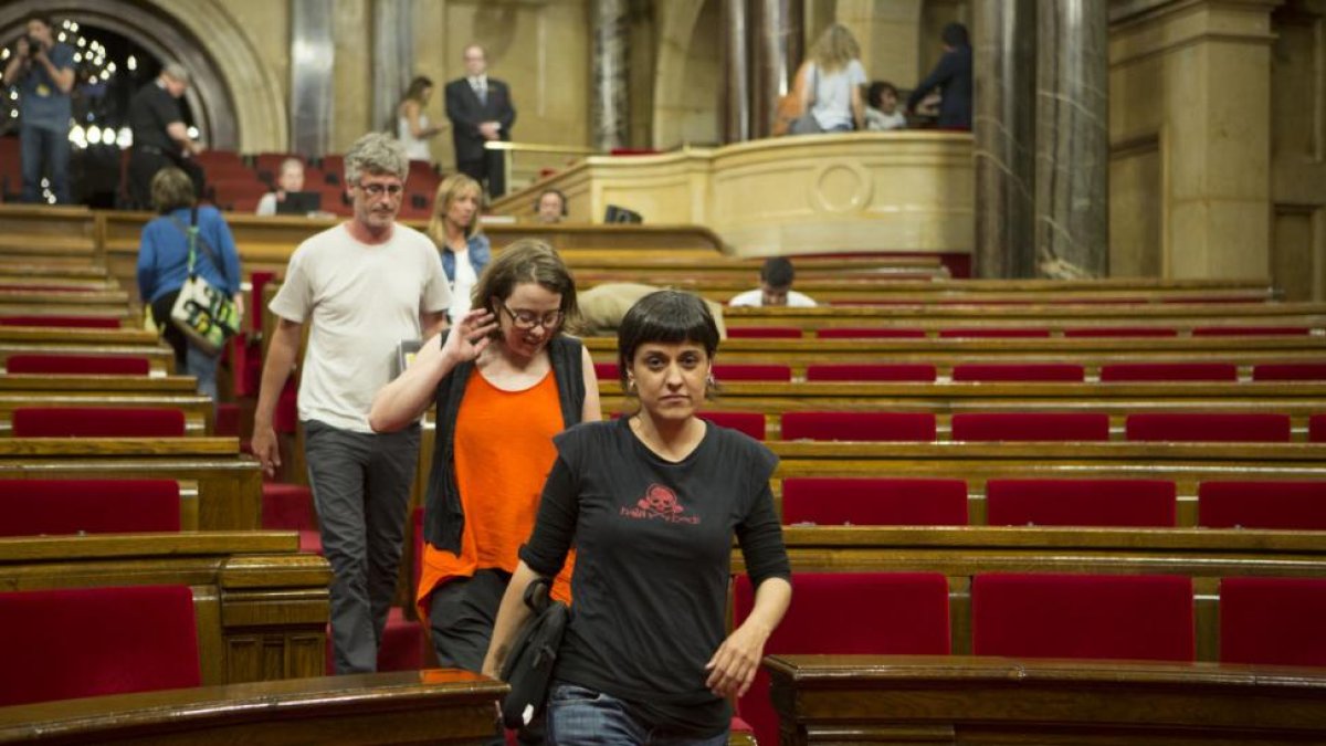 Diputados de la CUP, con Anna Gabriel al frente, abandonan el hemiciclo del Parlament tras rechazar los presupuestos.-ALBERT BERTRAN