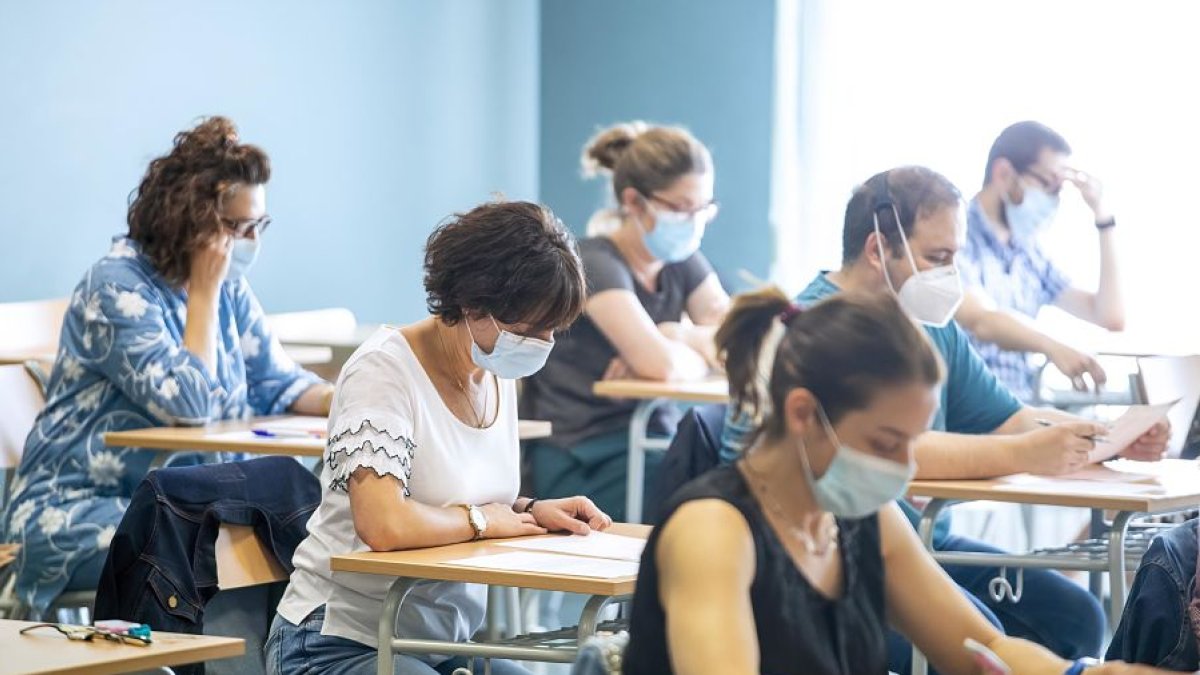 Los especialistas de Urgencias Hospitalarias que se citaron ayer en Burgos para optar a una de las 82 plazas ofrecidas se examinaron repartidos en 10 aulas. SANTI OTERO