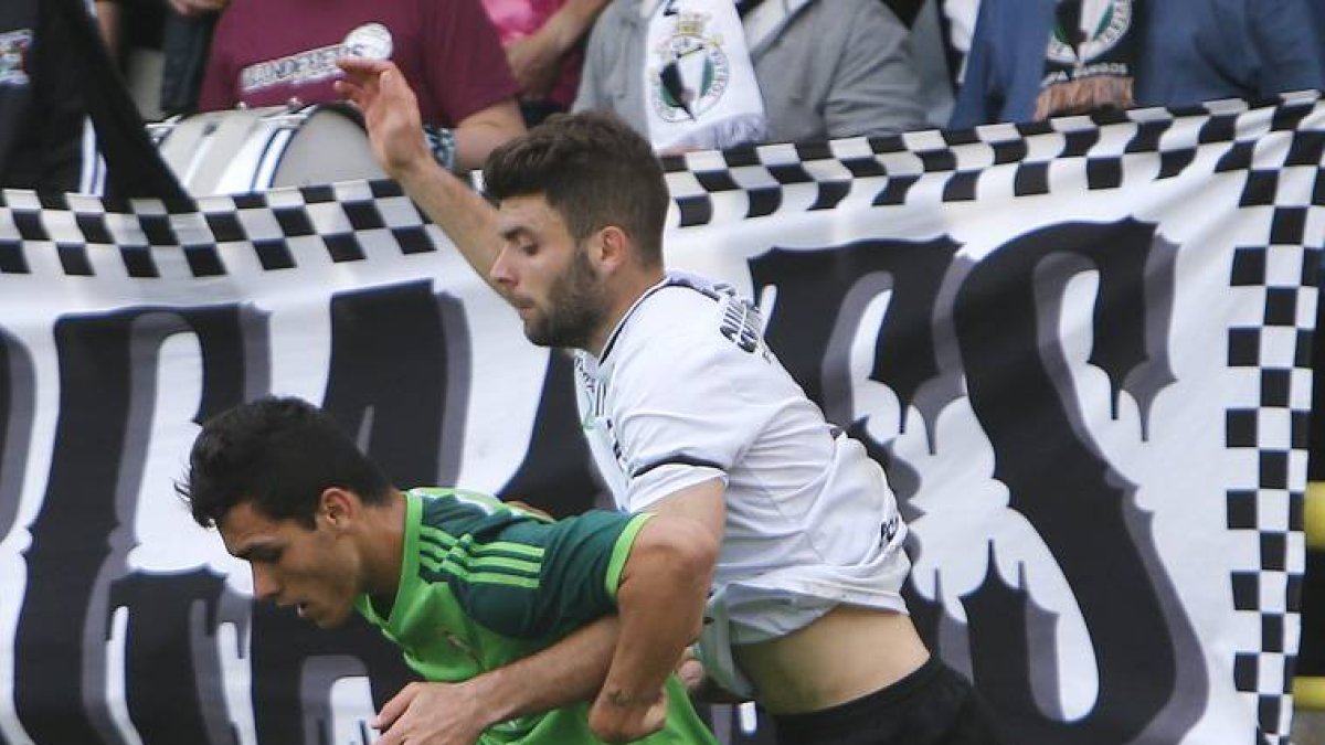 Javi Hernández pugna por un balón con un jugador del Celta B.-Raúl G. Ochoa