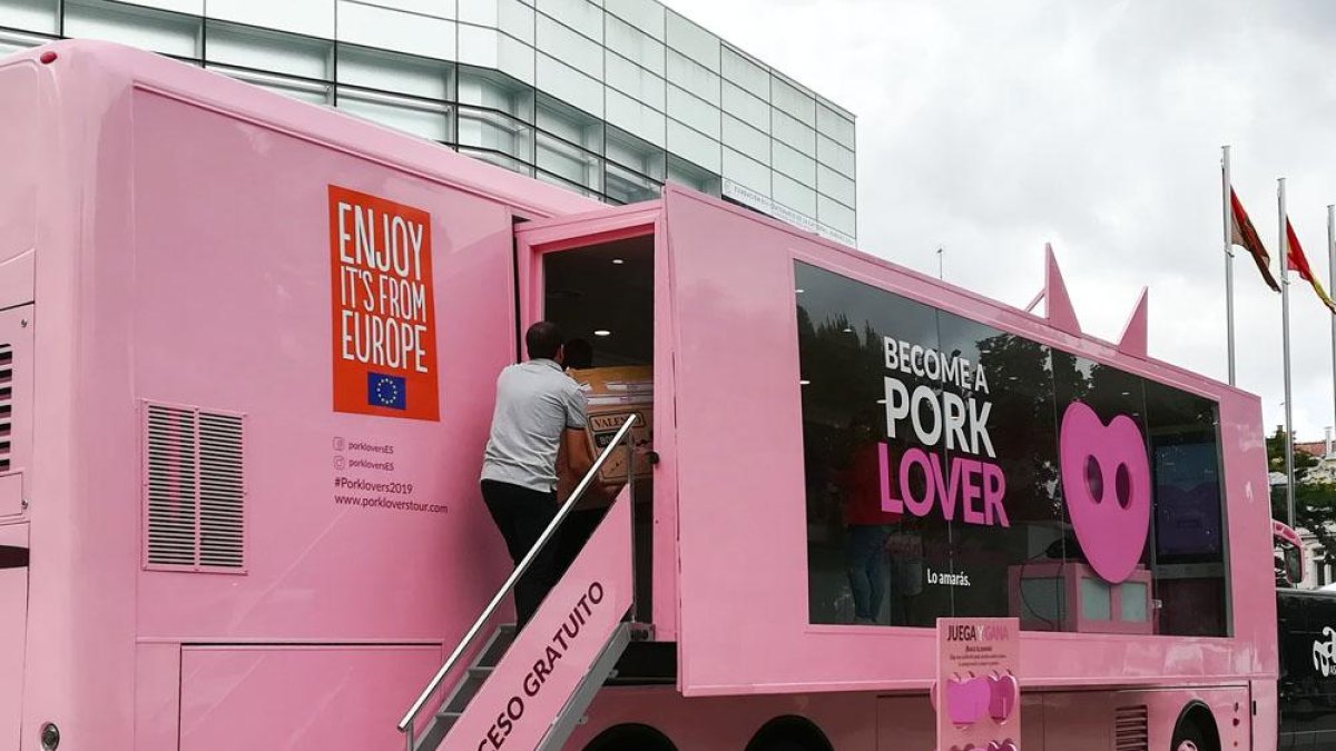 El colorido autobús es, en verdad, un aula formativa que recorrerá toda España.-M. M.