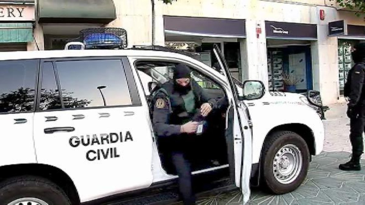 Un centenar de agentes participan en el dispositivo en el que ya hay ocho detenidos.-