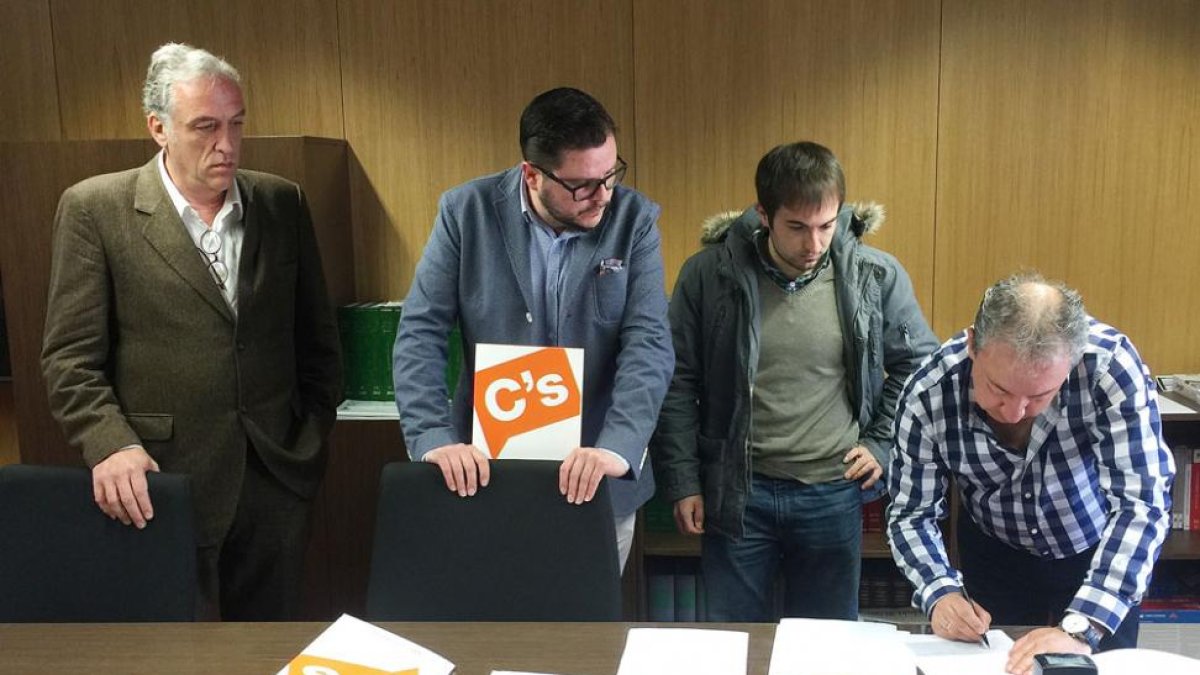 Javier Batallé,  a la izquierda, y Rodrigo Ibeas, en la Junta Electoral.-ECB