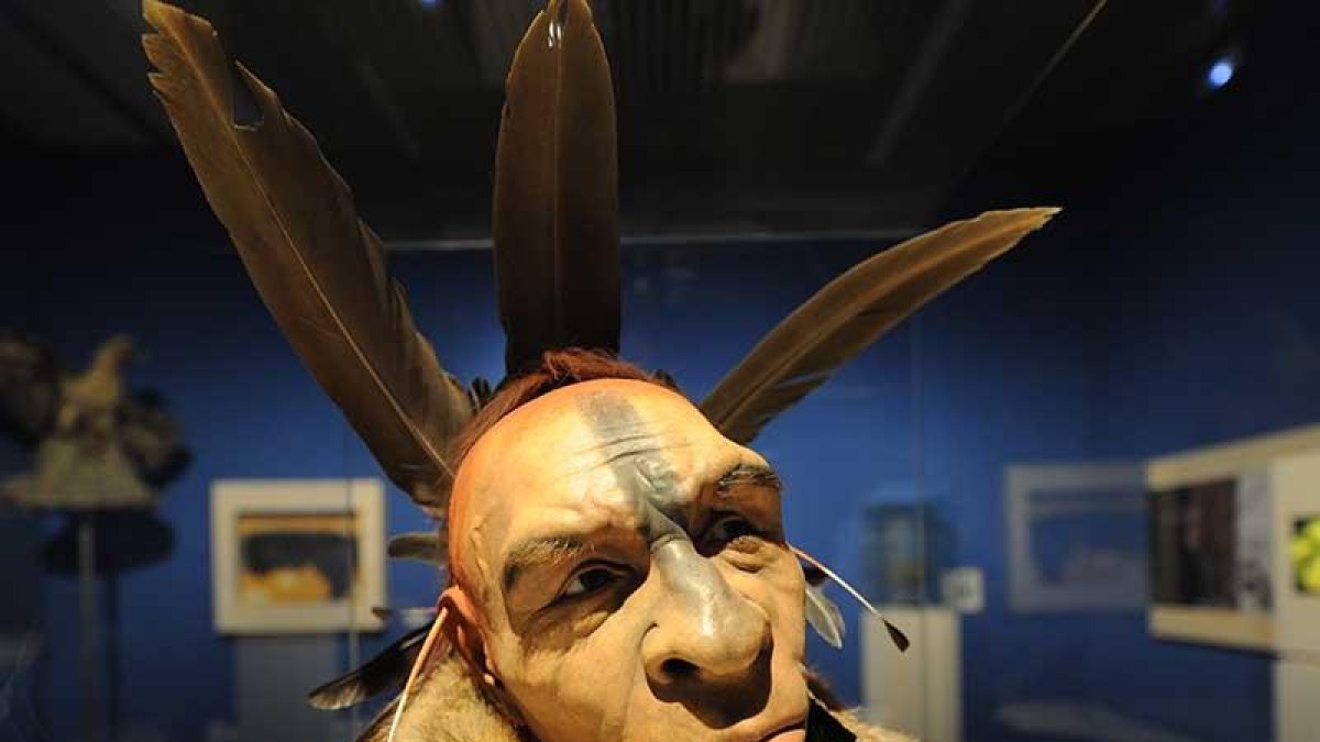 Neandertal emplumado en el MEH.-ISRAEL L. MURILLO