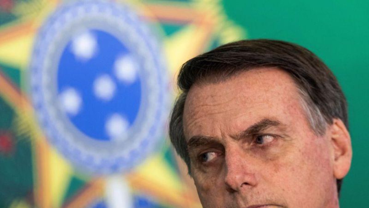 El presidente electo de Brasil, Jair Bolsonaro, y el actual mandatario Michel Temer fuera de cuadro ofrecen una declaracion conjunta en el Palacio del Planalto sede del Gobierno.-JOEDSON ALVES (EFE)