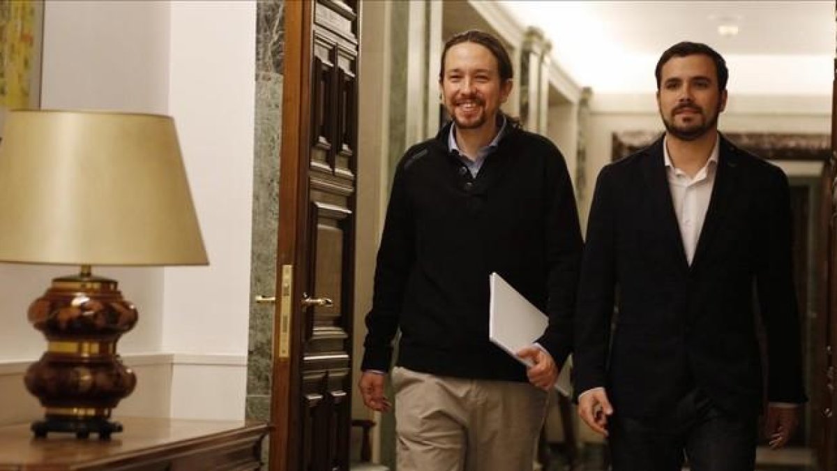 Pablo Iglesias y Alberto Garzón en el Congreso de los Diputados.-AGUSTÍN CATALÁN