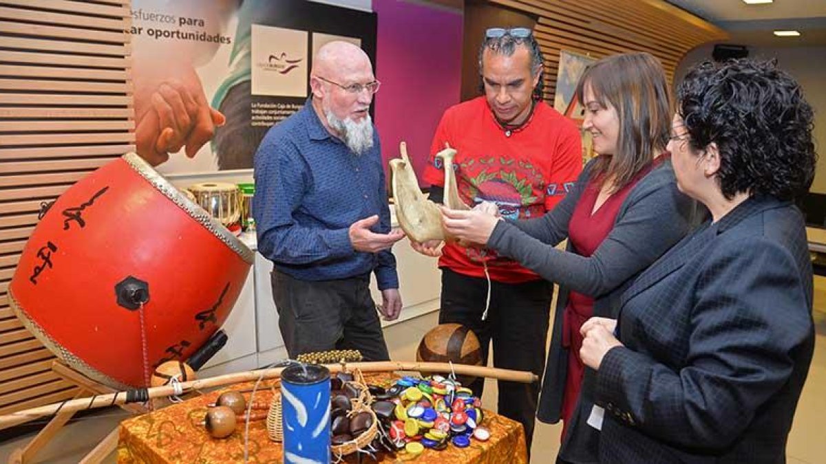 Javier Calzada, Yonder Rodríguez, Beatriz Rodríguez e Isabel Medina, de i. a d., con algunos de los instrumentos de percusión que conocerán los escolares.-