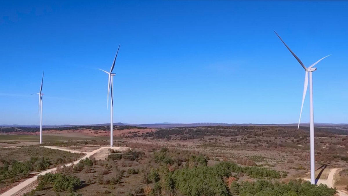 Imagen de los tres aerogeneradores instalados en Quintanilla Sobresierra. ECB